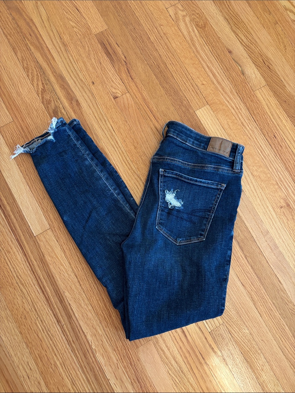 American Eagle Outfitters Dark Blue Skinny Jeans with Distressed Hem sz 4